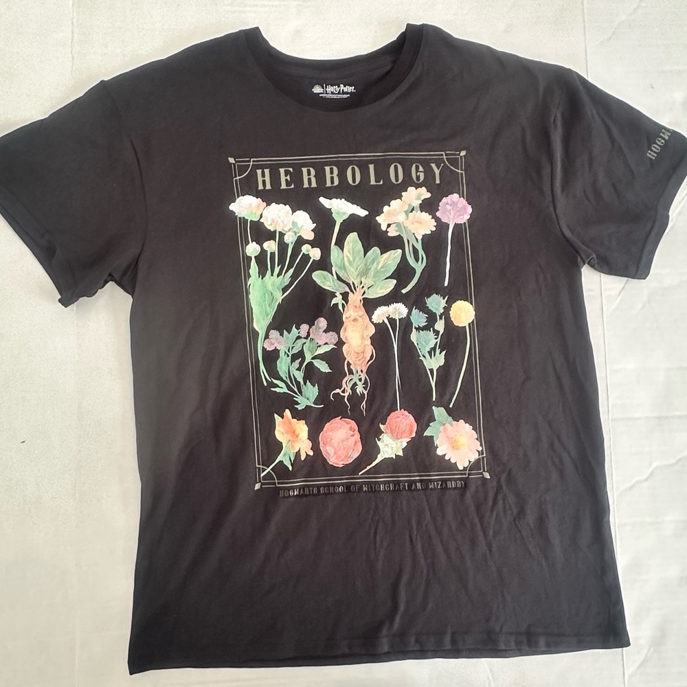Hogwarts Harry Potter Black Herbology T Shirt size L